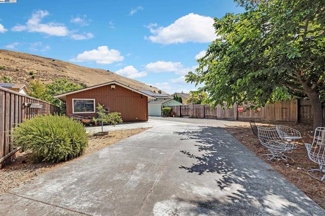 36055 Easterday Way, Fremont CA: https://media.crmls.org/mediaz/082e9a3c-0f31-4636-b661-ce4f879cacf1.jpg