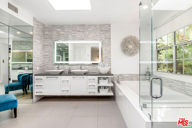 4342 Redwood Avenue, Marina del Rey CA: https://media.crmls.org/mediaz/082fcf9f-a27c-4c89-9187-14984a89afa0.jpg