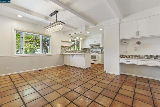 33 Sullivan Dr, Moraga CA: https://media.crmls.org/mediaz/082fedea-38cc-4324-8e3f-2a044af53805.jpg
