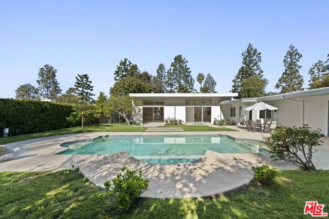 1860 Loma Vista Drive, Beverly Hills CA: https://media.crmls.org/mediaz/0831727f-7786-4b50-9188-55ff043764b7.jpg