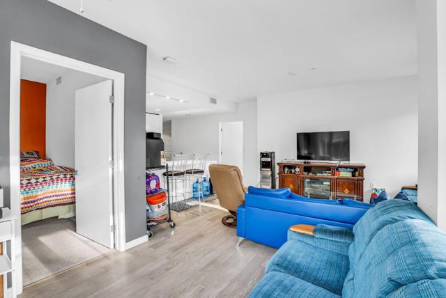 10 Innes Court, San Francisco CA: https://media.crmls.org/mediaz/08327d46-e188-4422-97e9-eeab1e029f57.jpg