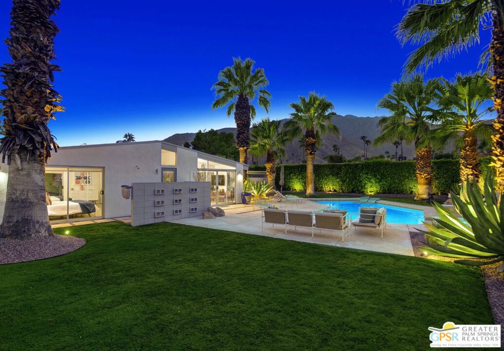 406 E Desert Holly Circle