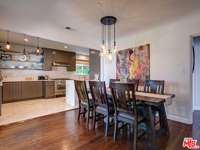 1019 S Rimpau Boulevard, Los Angeles CA: https://media.crmls.org/mediaz/0832e918-9be3-4d63-9849-467a8a7016ea.jpg