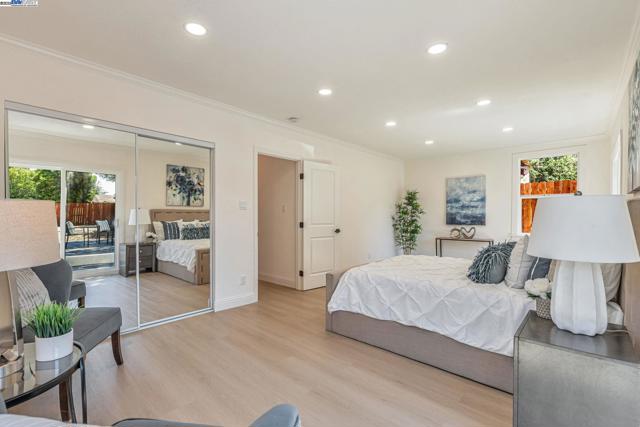 6927 Sunkist Dr, Oakland CA: https://media.crmls.org/mediaz/08336dfd-dd86-44f7-abe4-dd14ccc668f0.jpg