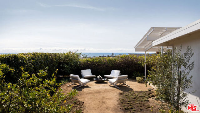 3702 Oceanhill Way, Malibu CA: https://media.crmls.org/mediaz/0833ec22-6080-4e3c-b8fd-dab4e08284db.jpg