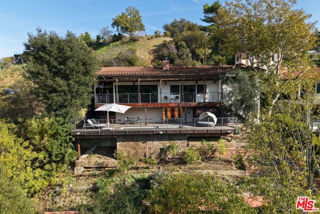 2835 Oak Point Drive, Los Angeles CA: https://media.crmls.org/mediaz/0833fc28-e173-4c99-84fb-5dd9a8d2be23.jpg