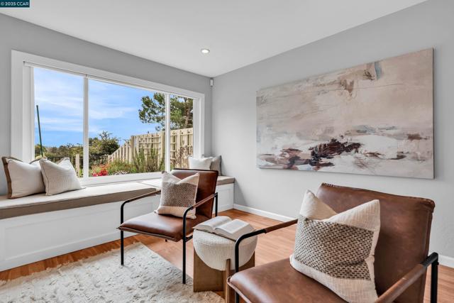 31 Turtle Creek Street, Oakland CA: https://media.crmls.org/mediaz/0833fe13-cabd-49c2-b1a2-1f9610d96626.jpg