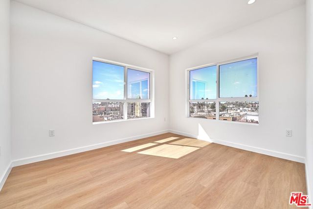 321 S Oxford Avenue, Los Angeles CA: https://media.crmls.org/mediaz/0834c06d-eeb1-4f65-a114-2c67bfcd03ad.jpg