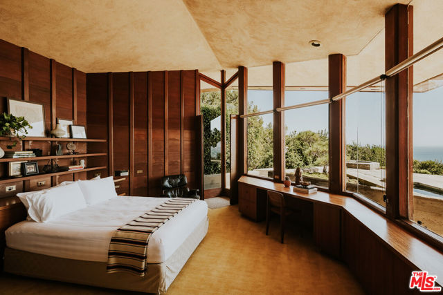 8 Sea Cove Drive, Rancho Palos Verdes CA: https://media.crmls.org/mediaz/0834dafa-9fcf-4da9-bef6-3b933c4540cf.jpg