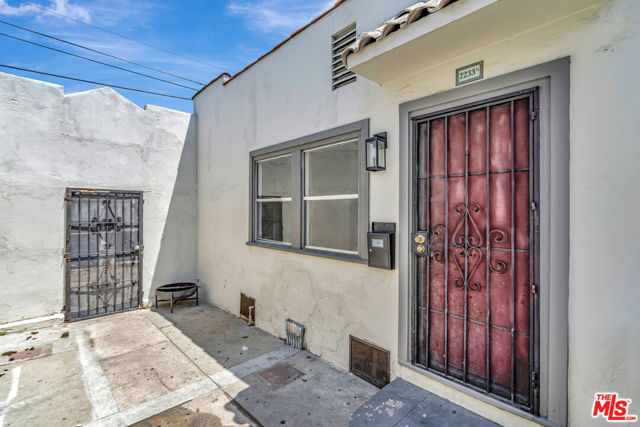 2233 W 14th Street, Los Angeles CA: https://media.crmls.org/mediaz/08358cc7-7500-4c44-a494-373bd844f975.jpg