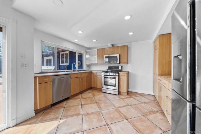 Detail Gallery Image 5 of 59 For 694 Calma Pl, Chula Vista,  CA 91910 - 5 Beds | 3/1 Baths