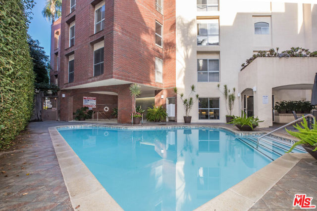 410 S Barrington Avenue, Los Angeles CA: https://media.crmls.org/mediaz/08362f26-d89d-483e-92cf-d56f5dd6a5a4.jpg