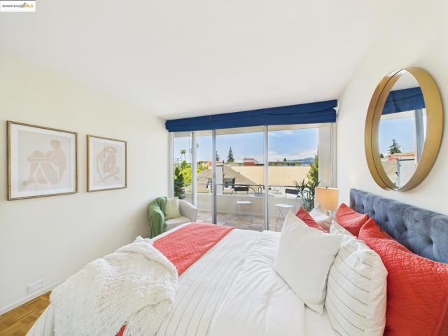 320 Lee St, Oakland CA: https://media.crmls.org/mediaz/08364468-70f9-4252-997f-715f9ddefe77.jpg