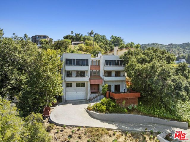 3740 Multiview Drive, Los Angeles CA: https://media.crmls.org/mediaz/08379a5c-97c5-4e37-a4a0-8c3030803912.jpg