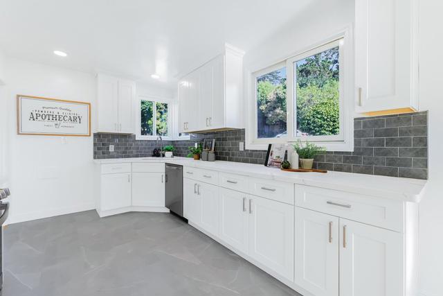 4715 Davenport Avenue, Oakland CA: https://media.crmls.org/mediaz/0837aa7e-a0e4-436c-b90b-dde2ef54fffe.jpg