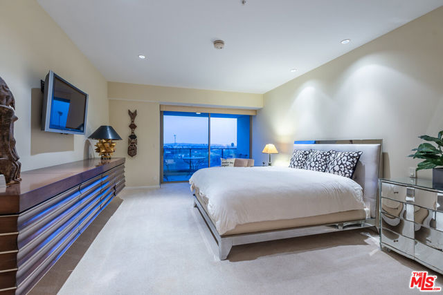 10490 Wilshire Boulevard, Los Angeles CA: https://media.crmls.org/mediaz/0837e71c-1047-4820-a3b1-b7e78c512257.jpg