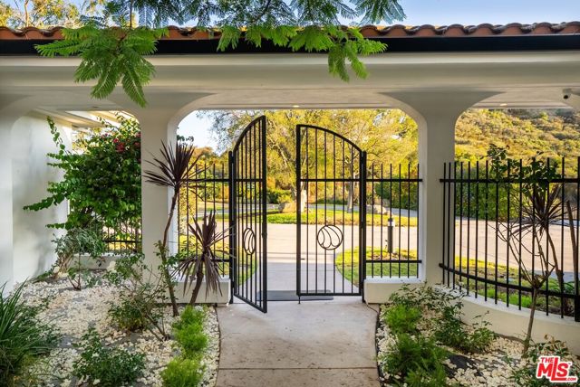 21965 Saddle Peak Road, Topanga CA: https://media.crmls.org/mediaz/083813d0-efa6-465f-a723-dde7371177c4.jpg