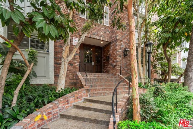 1375 Kelton Avenue, Los Angeles CA: https://media.crmls.org/mediaz/083c12a0-2dc2-460c-8b8d-3ee9955aa8cd.jpg
