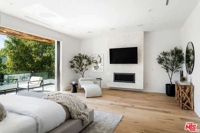833 N Cherokee Avenue, Los Angeles CA: https://media.crmls.org/mediaz/083c3087-924d-4a43-8fa5-b19dc8320db6.jpg