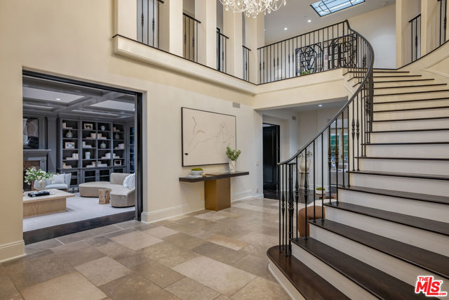 706 N Crescent Drive, Beverly Hills CA: https://media.crmls.org/mediaz/083c5525-27d7-415d-9af0-e2c530bb953c.jpg