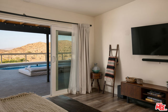 59855 Security Drive, Yucca Valley CA: https://media.crmls.org/mediaz/083c7ce9-e3da-47af-9ddb-b2010d7c8819.jpg