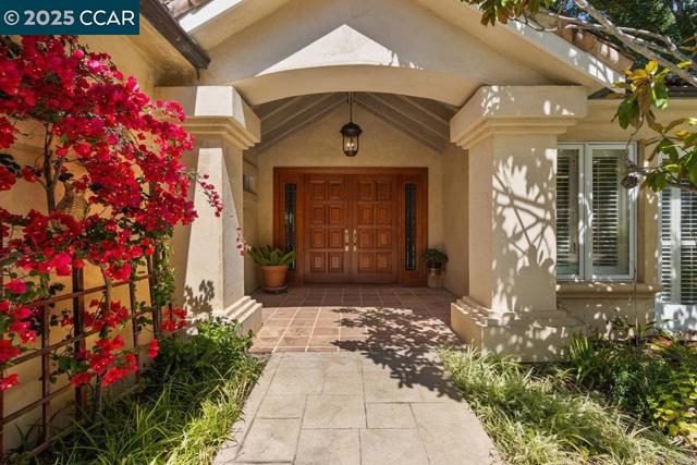 3949 Canyon Rd, Lafayette CA: https://media.crmls.org/mediaz/083d038b-0b39-40d9-bb20-dcedca0f2246.jpg