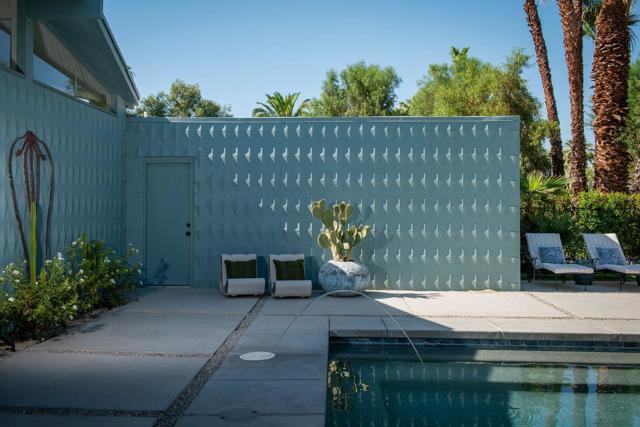 1055 E Granvia Valmonte, Palm Springs CA: https://media.crmls.org/mediaz/083d043b-2208-4ea3-8025-798c40da5e07.jpg