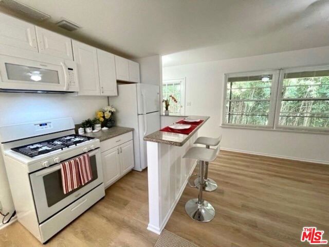 1453 S Westgate Avenue, Los Angeles CA: https://media.crmls.org/mediaz/083de6c3-646b-4e27-9204-db3f48ed3764.jpg