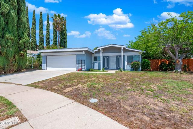 4894 Muirwood Court, Simi Valley CA: https://media.crmls.org/mediaz/083e14c9-7ba9-4a8b-a919-b36e1e2bba5b.jpg
