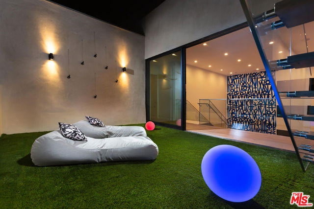 726 N Martel Avenue, Los Angeles CA: https://media.crmls.org/mediaz/083ed649-3e90-437a-a5f0-20e54c2090d3.jpg