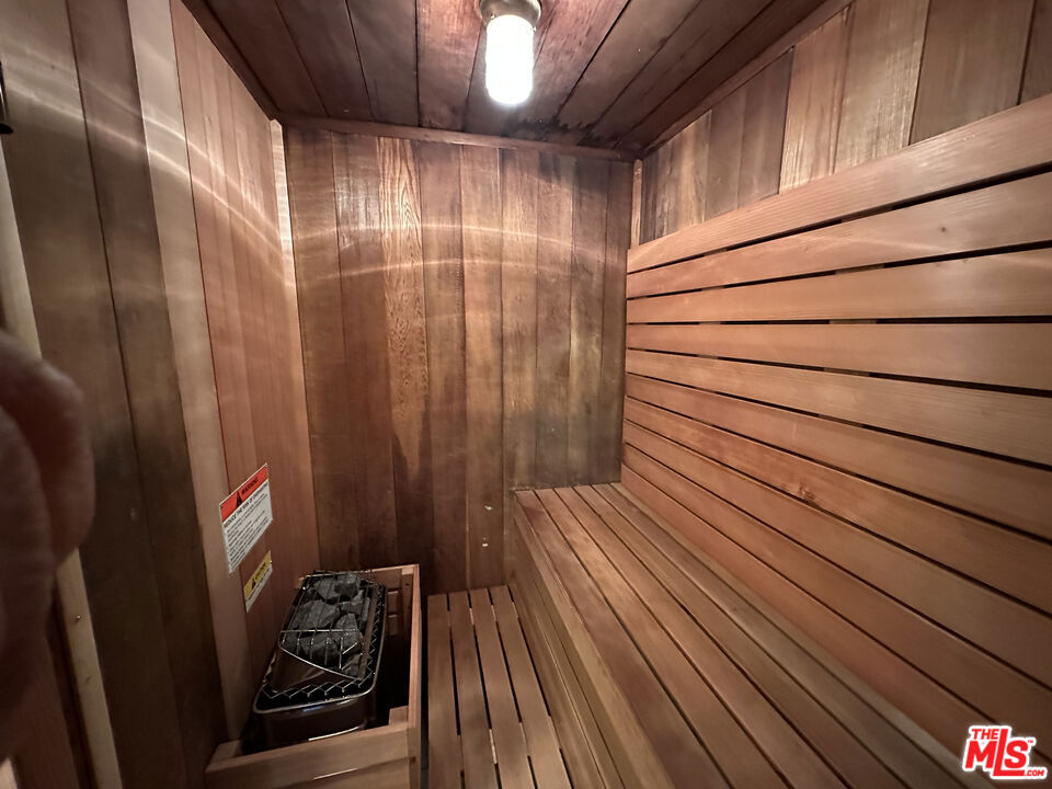 https://media.crmls.org/mediaz/083f21ab-2388-42ad-84c2-db55a0f9fe1e.jpg?preset=X-Large