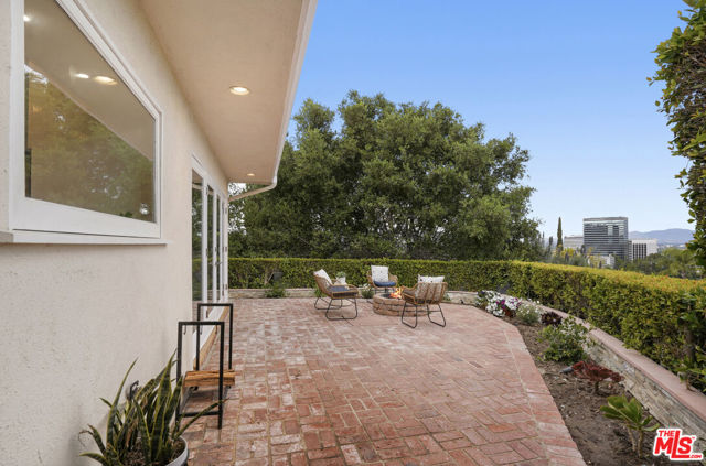 15224 Encanto Drive, Sherman Oaks CA: https://media.crmls.org/mediaz/083f4c5e-84c4-434e-a8b0-819f15e85da8.jpg