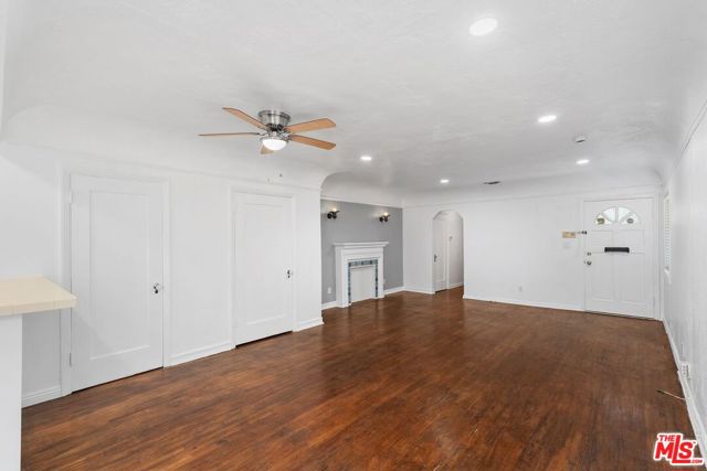 934 N La Jolla Avenue, West Hollywood CA: https://media.crmls.org/mediaz/083fbac8-c31d-473a-ba54-60adbb77f49b.jpg