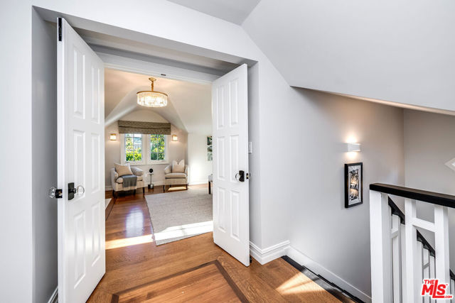 10445 Valley Spring Lane, Toluca Lake CA: https://media.crmls.org/mediaz/0840f931-803a-4b21-8bd5-f96a467150e3.jpg