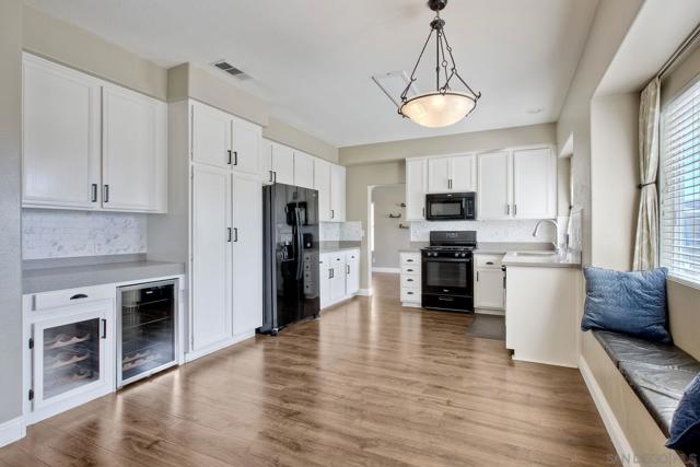 39513 Bonaire Way, Murrieta CA: https://media.crmls.org/mediaz/08419e23-a41e-485d-81ab-bea19dce8f1a.jpg