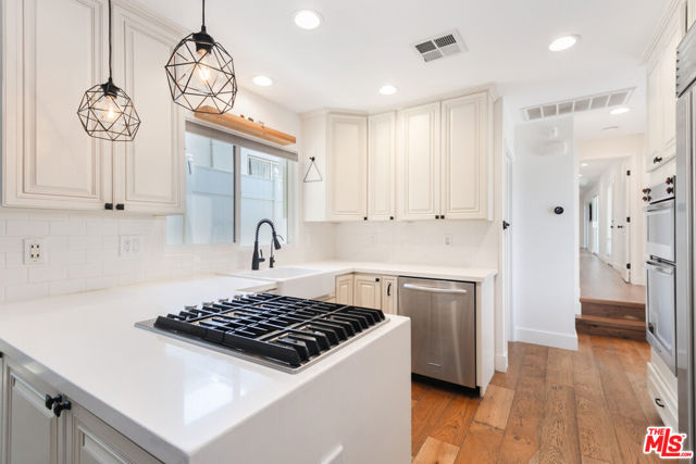 5433 Tampa Avenue, Tarzana CA: https://media.crmls.org/mediaz/0841bab2-8aba-44ec-bae3-3bb5eebd7fac.jpg