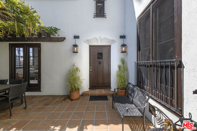 5181 Franklin Avenue, Los Angeles CA: https://media.crmls.org/mediaz/0841eb66-9716-42ae-a125-3ed1a9670593.jpg