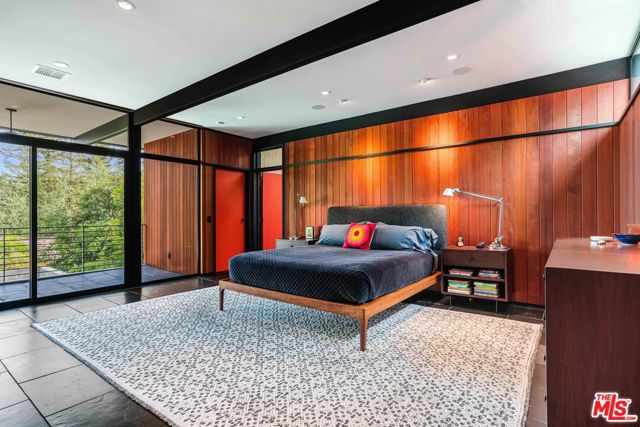 5228 Escalante Drive, La Canada Flintridge CA: https://media.crmls.org/mediaz/08421681-ab7a-4189-8366-f2e95f90d8d5.jpg