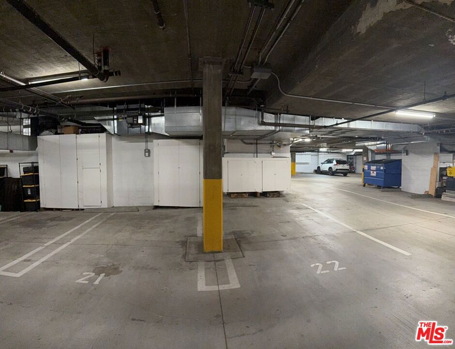 https://media.crmls.org/mediaz/08427177-b1bd-4230-8de4-19e949099ddf.jpg?preset=X-Large