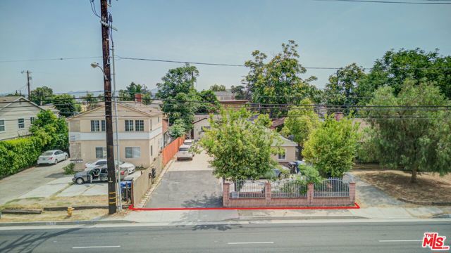 11334 Oxnard Street, North Hollywood CA: https://media.crmls.org/mediaz/0842a87b-863f-4346-860e-4ec7382a02ab.jpg