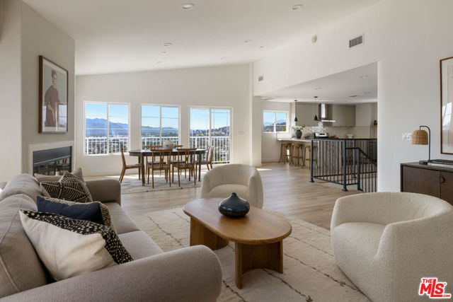 2391 Yorkshire Drive, Los Angeles CA: https://media.crmls.org/mediaz/0842ac2a-f762-4721-977c-fa343e44f61c.jpg
