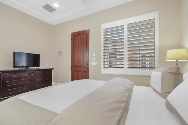 74102 Via Venezia, Palm Desert CA: https://media.crmls.org/mediaz/08433e93-2640-4fdb-87ba-7b63e7213753.jpg