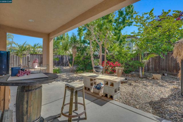 1030 Clear Lake Dr, Oakley CA: https://media.crmls.org/mediaz/08436717-13f1-43e5-8e63-93ff033e1309.jpg