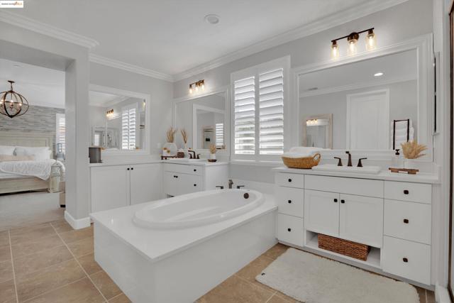 542 Harbor Cove Cir, Discovery Bay CA: https://media.crmls.org/mediaz/084415e8-6e5f-4002-862a-44ceacac3d03.jpg