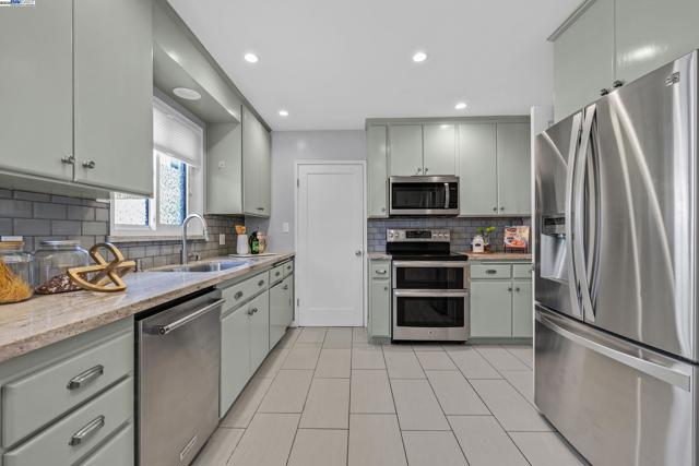 297 Lorraine Blvd, San Leandro CA: https://media.crmls.org/mediaz/084669b7-9e91-4f67-a43d-e131424ff512.jpg