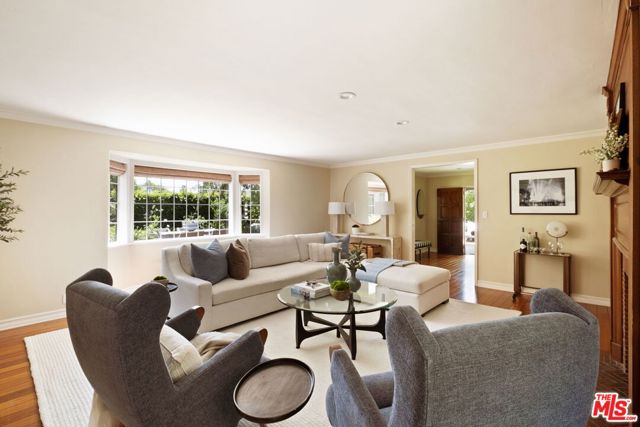 143 S Muirfield Road, Los Angeles CA: https://media.crmls.org/mediaz/084728e0-4ea8-4d12-859c-b13112e08f0b.jpg