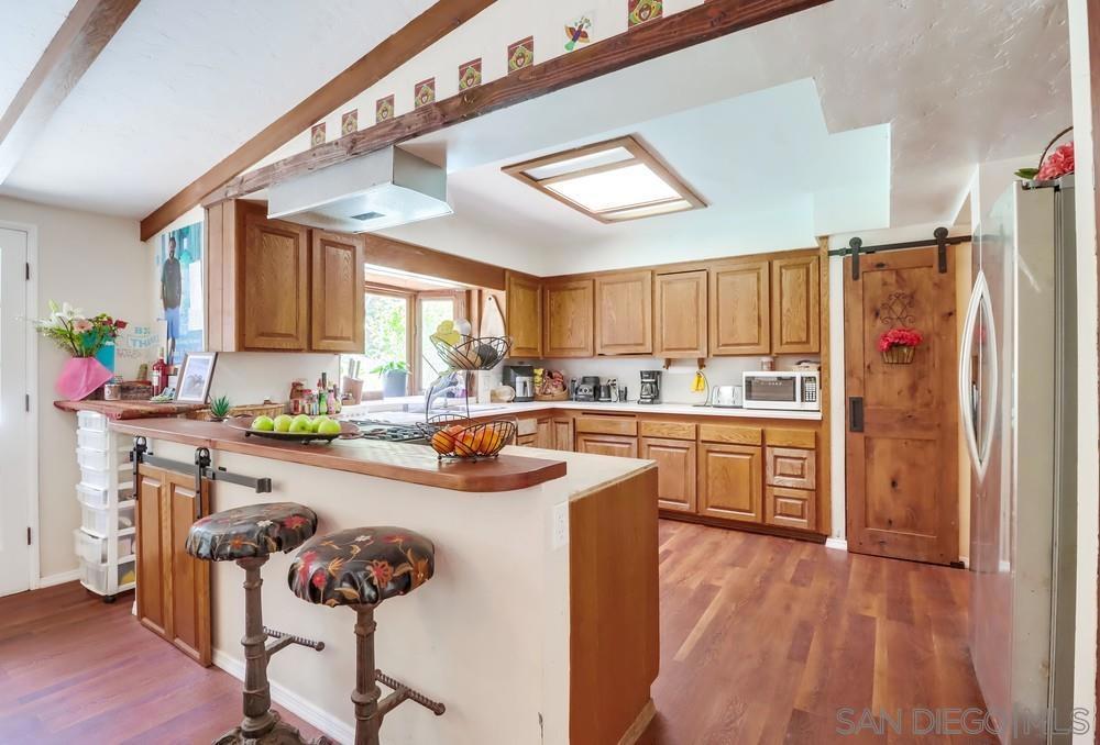 https://media.crmls.org/mediaz/08479395-4a3a-4218-bc21-cd9ce6bd9ba2.jpg?preset=X-Large