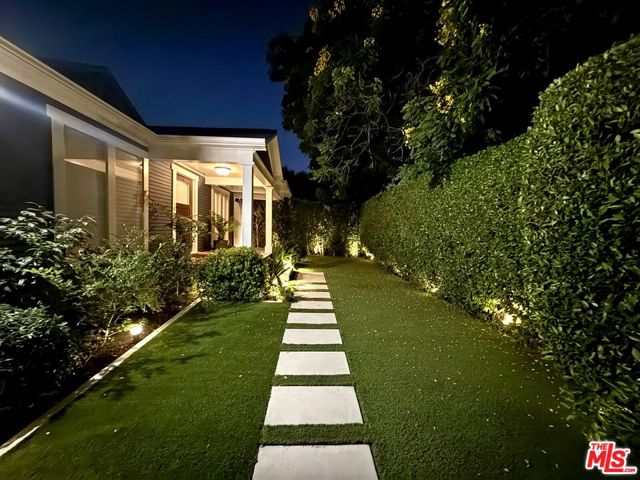 7024 De Longpre Avenue, Los Angeles CA: https://media.crmls.org/mediaz/08482940-9ae1-4501-bd95-3655f08d0668.jpg