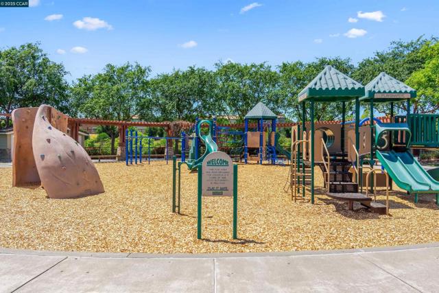 2073 Watermill Rd, San Ramon CA: https://media.crmls.org/mediaz/084830c5-9314-4d48-adb4-e32033c5e431.jpg