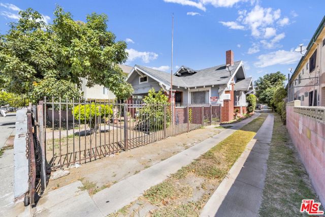 1215 W 39th Place, Los Angeles CA: https://media.crmls.org/mediaz/0848801d-1503-4fff-bd2f-3fa59a635e86.jpg
